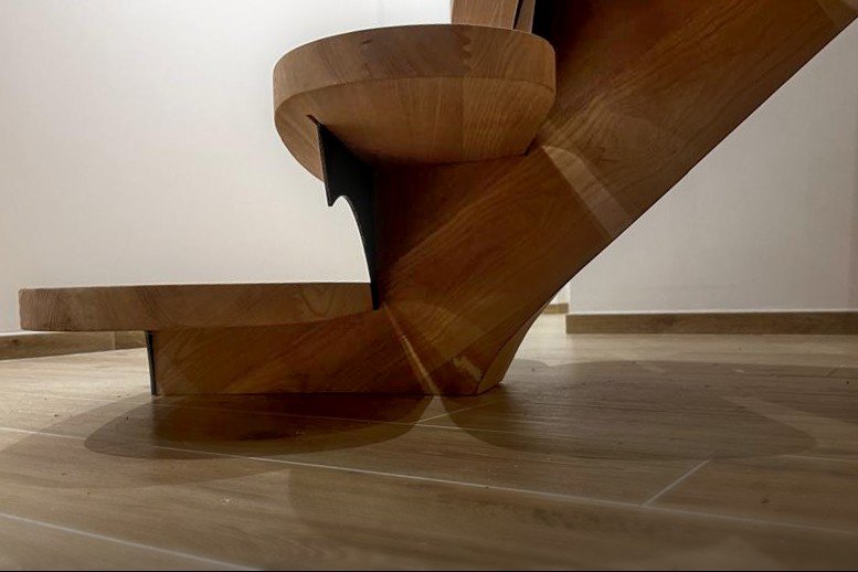 Escalier à crémaillère centrale en bois massif