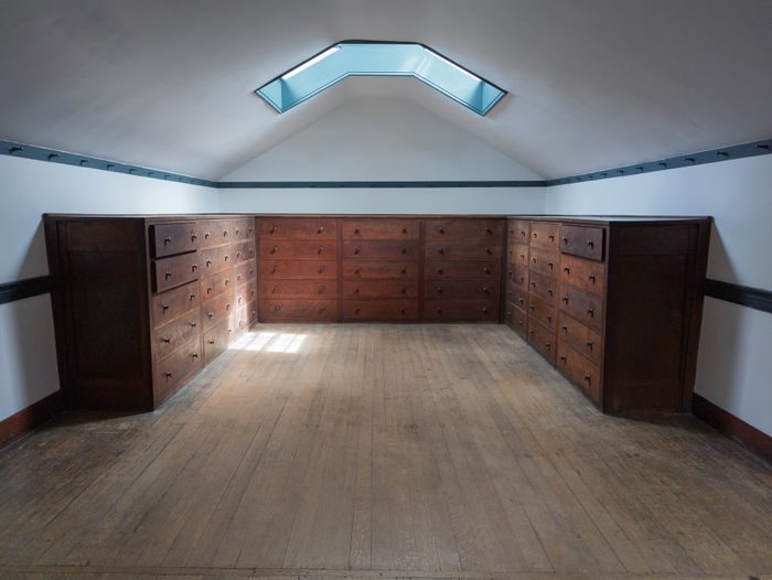 Meuble à tiroirs sous pente