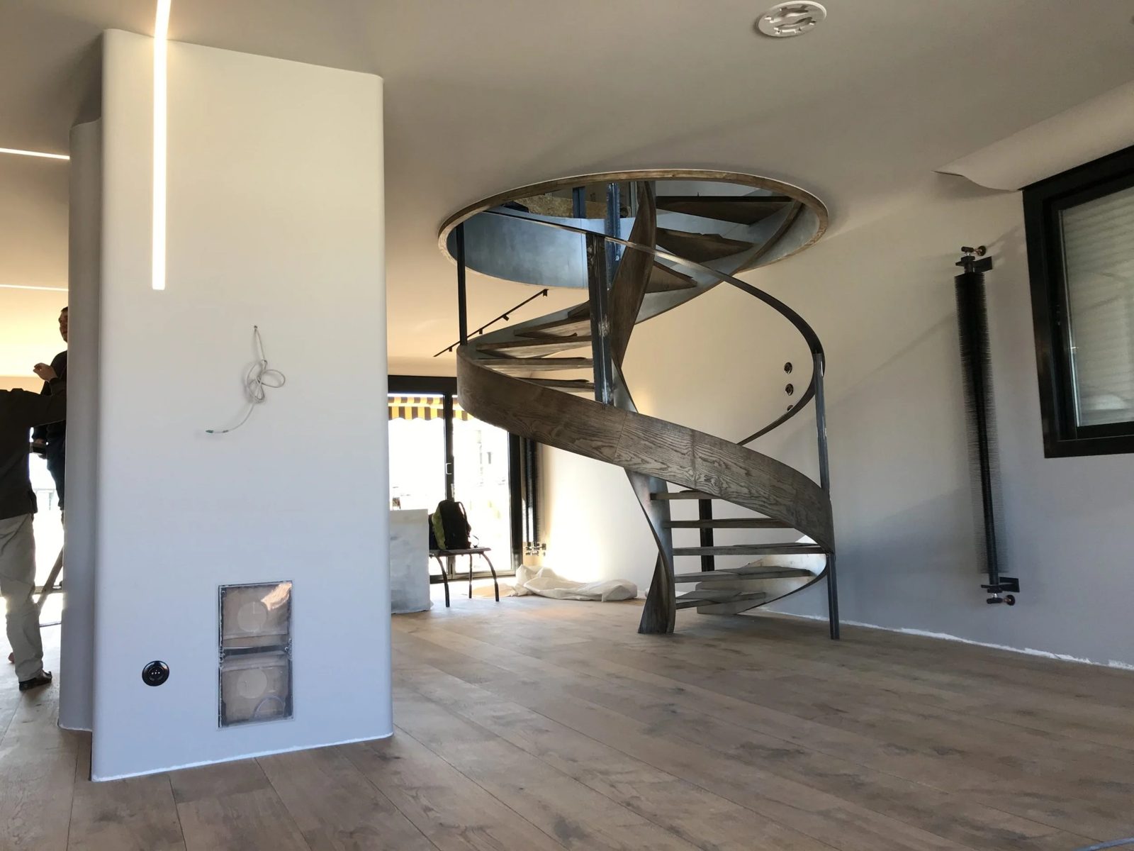 Escalier hélicoïdal limon débillardés en frêne massif replaqué zinc dépoli sur noyaux creux